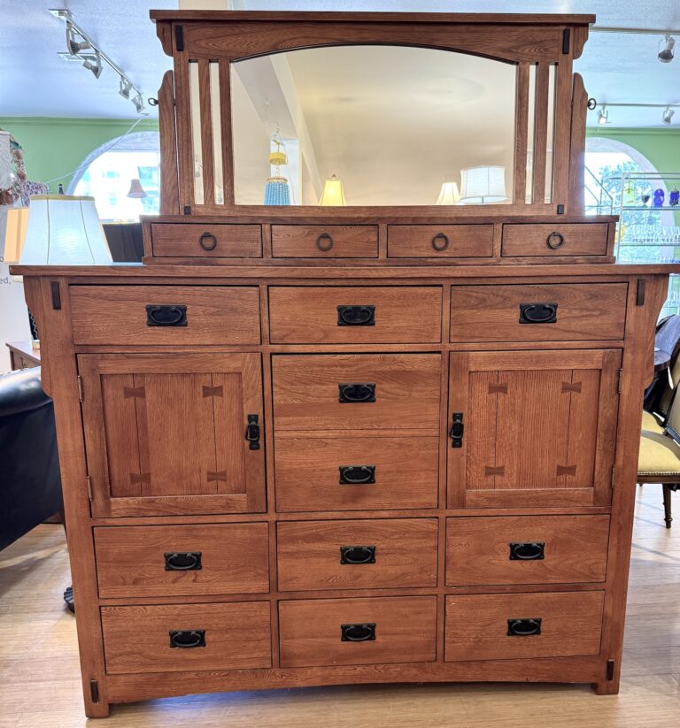 Dresser with detachable mirror